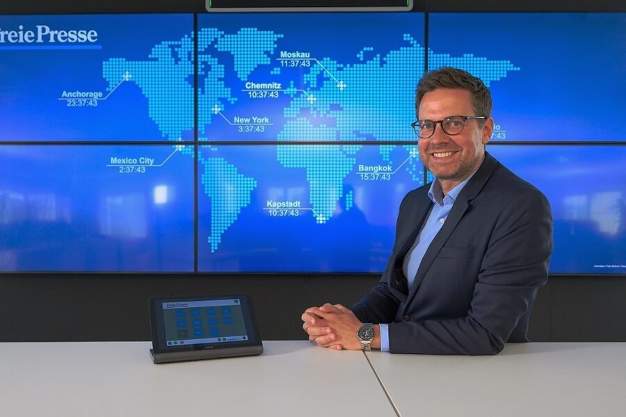 Im neuen Newsroom ist er am liebsten: Sascha Aurich vor der zentralen Multimediawand, die als Informationsquelle und für Redaktions-Videokonferenzen genutzt wird. 