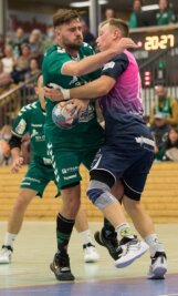 Heißer Tanz: Die HSG-Dachse um Björn Richter (l.) erwarten am Freitag den HBV Jena, hier mit Kevin Elsässer, zum Testspiel. 