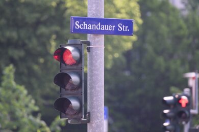 Ein Straßenschild „Schandauer Straße“ ist in Striesen über einer Ampel montiert.