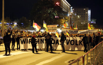 2200 Teilnehmer bei Pro-Chemnitz-Demo - Laut Polizei nahmen an der Demonstration am Freitagabend etwa 2200 Personen teil.