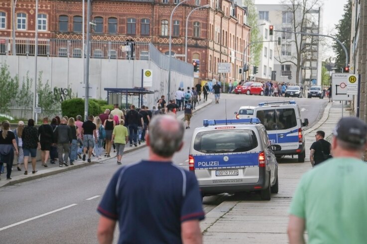 Auch in Limbach-Oberfrohna wird seit Monaten mit sogenannten Spaziergängen gegen die Coronapolitik protestiert. Gegen Teilnehmer, deren Personalien bekannt sind, wurden jetzt Bußgeldverfahren eingeleitet.
