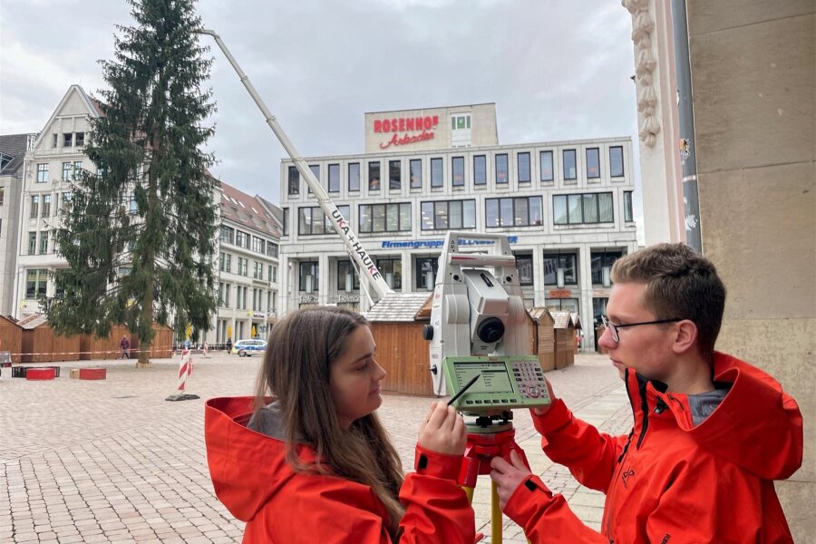 23,79 Meter: Chemnitzer Weihnachtsbaum ist kürzer als der von 2022 - Die beiden Auszubildenden Tina Holland-Moritz und Tobias Nottrodt haben den Chemnitzer Weihnachtsbaum vermessen.
