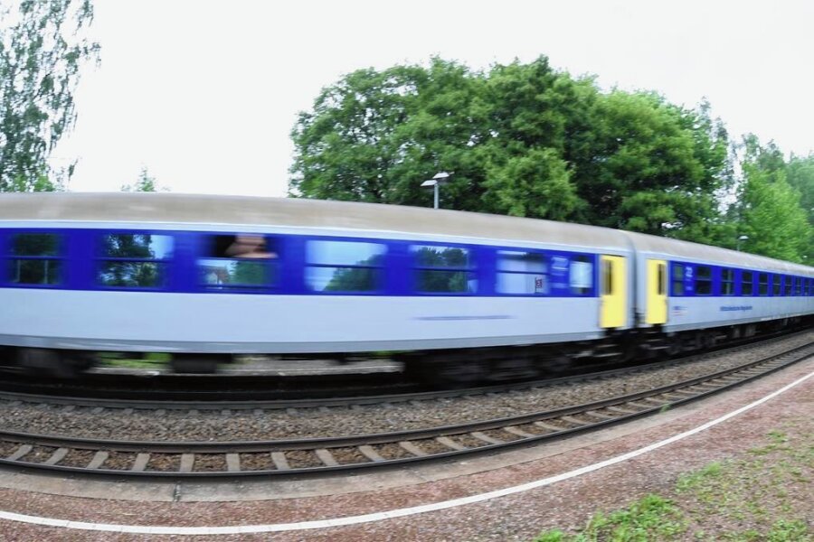 23-Jähriger bedroht Zugbegleiterin im Regionalexpress Chemnitz - Leipzig - Der Vorfall ereignete sich am späten Montagabend in einem Zug der Mitteldeutschen Regiobahn von Chemnitz nach Leipig. 