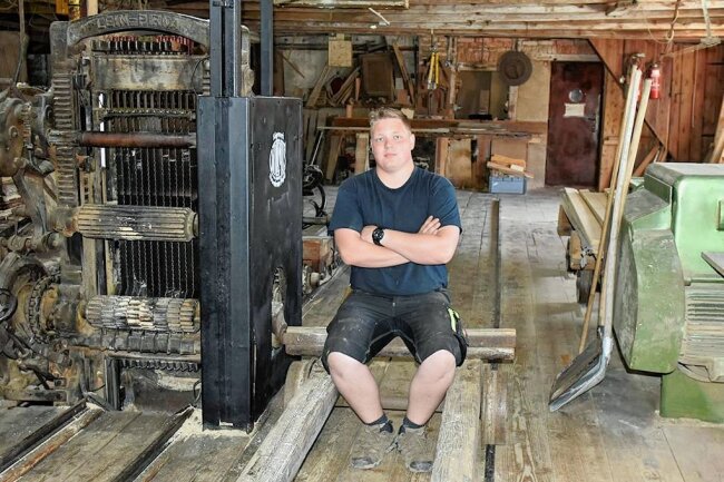 23-Jähriger führt Sägewerk in Siebenbrunn in sechster Generation - Willy Kollmus übernahm den Betrieb 2020 in sechster Generation und benannte ihn mit seinen Initialen. 