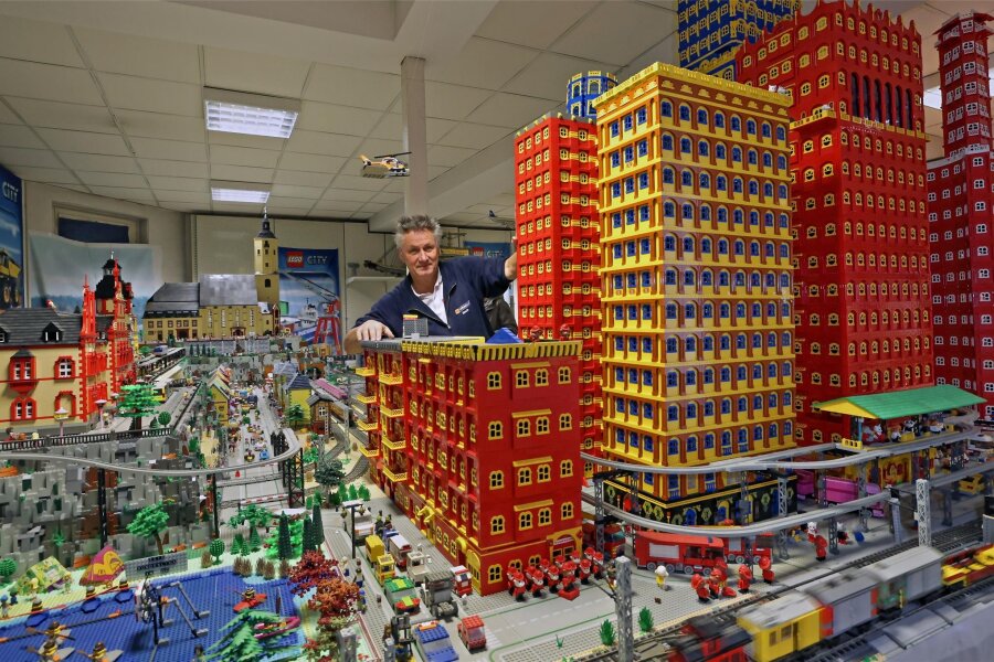23. Lego-Weihnachtsausstellung in Glauchau mit vielen Neuheiten - Maik Schenker in der Lego-Weihnachtsausstellung im vergangenen Jahr.