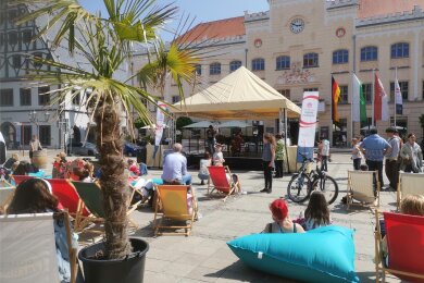 Rückblick auf „Jugend musiziert“ 2023 in Zwickau: Auf Liegestühlen und Sitzsäcken haben es sich die Zuhörer vor der Open Stage auf dem Hauptmarkt gemütlich gemacht.