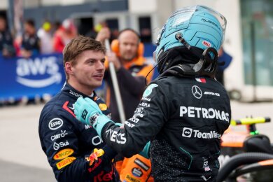 Weltmeister Max Verstappen (l) gratuliert Mercedes-Pilot George Russell zur Pole Position.