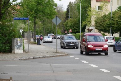 Die viel befahrene Karl-Keil-Straße soll mit einer Querungshilfe leichter zu überqueren sein.