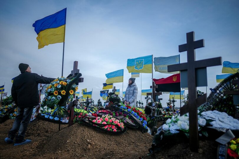 Auf dem Friedhof der ukrainischen Hafenstadt Odessa: Nationalflaggen auf Gräbern toter Soldaten.