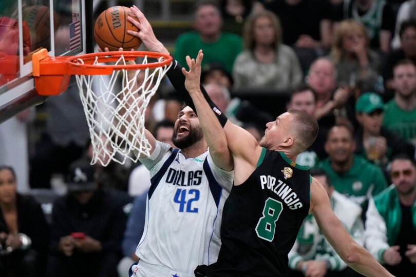 Die Boston Celtics gewinnen Spiel 2 der NBA Finals gegen die Dallas Mavericks mit 105:98.