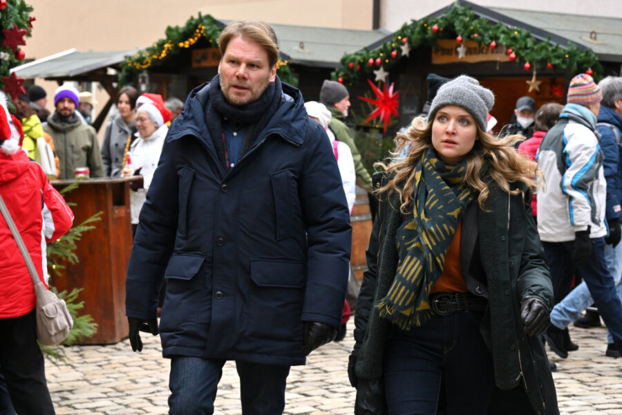 Die neue Episode des "Erzgebirgskrimis" mit dem Titel "Ein Mord zu Weihnachten" wird am 21. Dezember im ZDF ausgestrahlt. Kommissar Robert Winkler (gespielt von Kai Scheve) und seine Kollegin Karina Szabo (Lara Mandoki) bei Ermittlungen auf dem Weihnachtsmarkt.