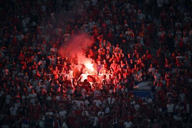 Vor und während des EM-Spiels in München zündeten serbische Fans unerlaubt Pyrotechnik - es kam zu Auseinandersetzungen mit der Polizei.