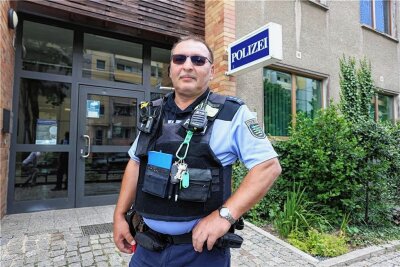 Polizeihauptmeister Jörg Baumann vor dem Revier, von dem er jetzt Abschied nehmen musste.