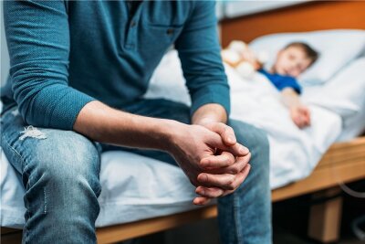 Familien in Extremsituationen: Wegen der Corona-Ansteckungsgefahr darf oft nur ein Elternteil ein schwer krankes Kind im Krankenhaus begleiten. Auch ambulante Leistungen wie Physiotherapie oder Fahrdienste fallen teilweise aus, weil Personal krank oder in Quarantäne ist. 
