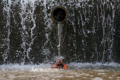Kühles Nass: Ein Mann erfrischt sich in einem Bach in der pakistanischen Hauptstadt Islamabad. In vielen Städten Pakistans herrscht derzeit eine Hitzewelle.