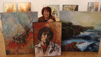 Elisabeth Decker bereitet ihre "Leben"-Ausstellung in der Galerie am Domhof vor. 