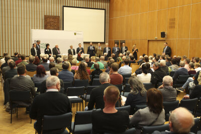 230 Vogtländer beim "Sachsengespräch" mit Ministerpräsident - Ministerpräsident Kretschmer beim Sachsengespräch in Plauen.