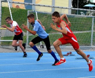 232 Sportler kämpfen um Medaillen - Christoph Rößler (r.) vom TSV Fortschritt Mittweida gewann bei den Regionalmeisterschaften in zwei Wettbewerben - über 800 m und im Speerwerfen.