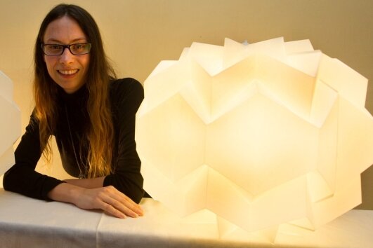 24-jährige Plauenerin lässt Opas Lampen-Manufaktur auferstehen - Vanessa Zill und ihre neuen Retro-Leuchten "Charlotta". Bald soll es sie auch in Farbe geben.