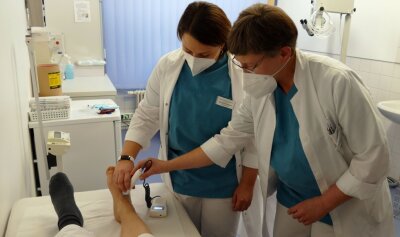 24 Studenten absolvieren praktisches Jahr - Unter Anleitung von Oberärztin Dr. Solveig Unger nutzt Amy Ullmann (l.) das Doppler-Ultraschall für eine Gefäßuntersuchung.