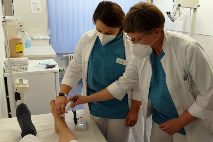 24 Studenten absolvieren praktisches Jahr - Unter Anleitung von Oberärztin Dr. Solveig Unger nutzt Amy Ullmann (l.) das Doppler-Ultraschall für eine Gefäßuntersuchung.