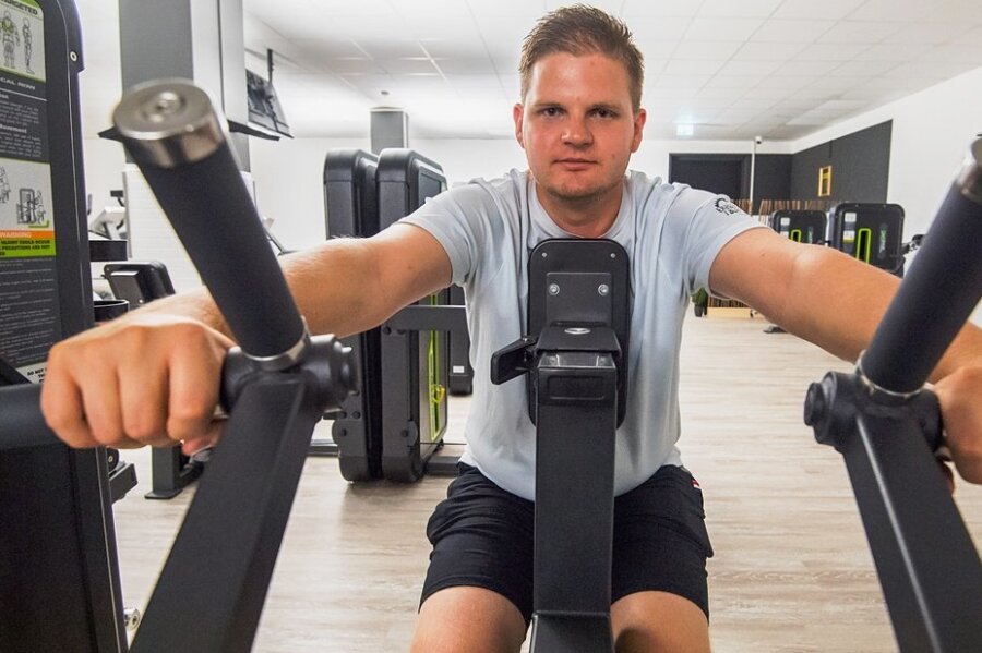 Los geht's: Reporter Georg Dostmann wagt im automatischen Fitnessstudio in Schneeberg den Selbsttest.