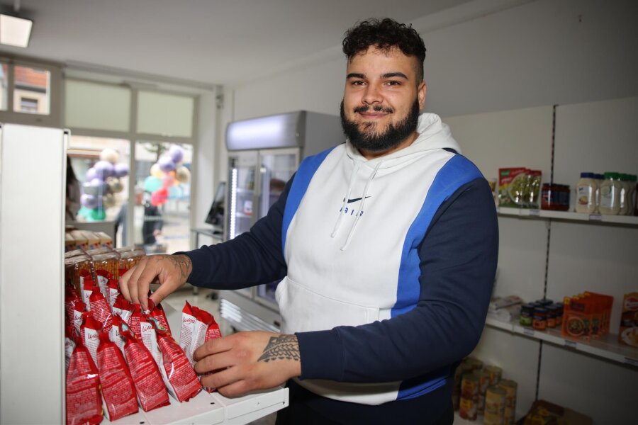 24-Stunden-Shop in Werdau: Getränke, Süßes und Pizzas gibt es jetzt rund um die Uhr - Amrit Lohti kümmert sich vorrangig um den neuen 24-Stunden-Laden am Werdauer Markt. Das erste Geschäft dieser Art hat die Familie im Vorjahr in Zwickau eröffnet.