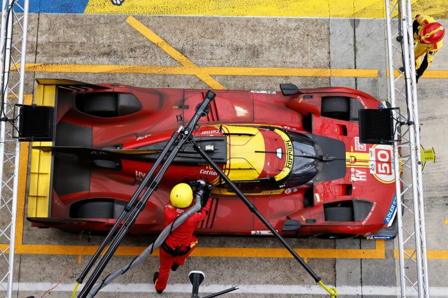 24 Stunden von Le Mans: Sieg und Platz drei für Ferrari - Mechaniker betanken das Auto des Teams Ferrari.