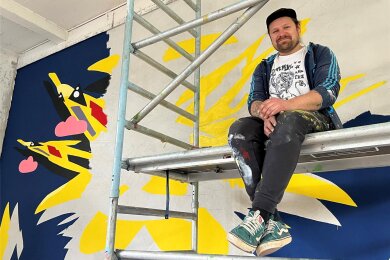 Alexander Enskat kommt aus Plauen und ist auch als Slex Nenskat bekannt. Mit Acrylfarben verwandelt der Künstler eine Wand im ehemaligen Umspannwerk in Etzdorf in ein japanisches Gewitter, bei dem vier Pikachus aufeinanderprallen.