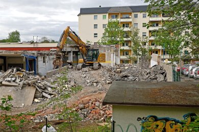 Die ehemalige Kaufhalle im Wohngebiet an der Robert-Koch-Straße wird abgerissen.