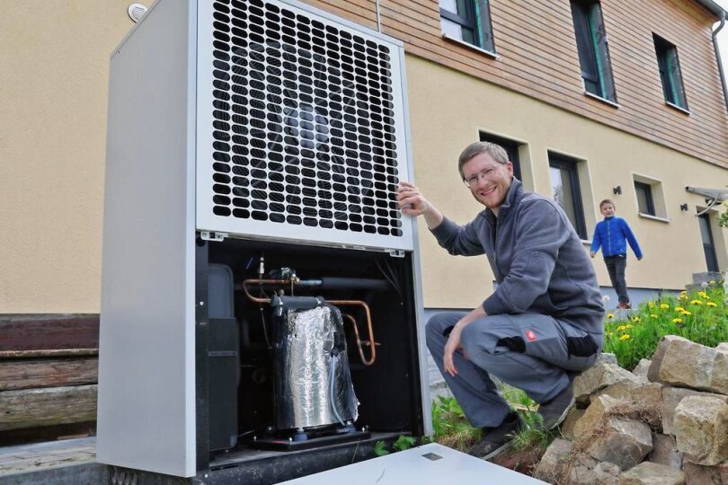 Wärmepumpeninstallateur Christian Boden vor seiner eigenen Wärmepumpe in Glauchau. Foto: Andreas Kretschel
