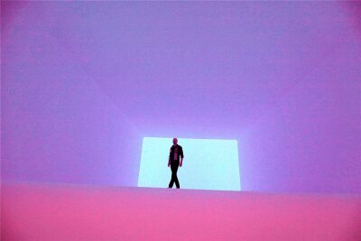 Ein Mann geht im jüdischen Museum Berlin durch die Installation „Aural“ des Künstlers James Turrell. Die Ausstellung ist längst beendet.