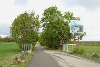 Die Werkstraße führt zur Firma Planschwitzer Naturstein GmbH auf dem Gelände eines ehemalige Diabas-Steinbruchs.