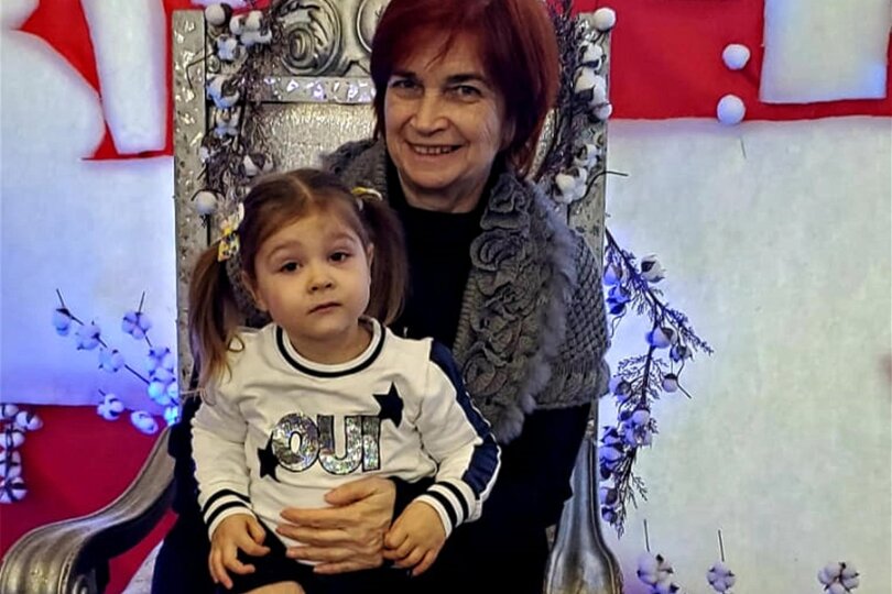 Irina Sorina mit ihrer Enkeltochter zu einer Kindervorstellung in der Kiewer Oper. Mit Freude kümmert sie sich um das Mädchen, wenn die Eltern im Homeoffice sind. Sie möchte ihr unbedingt ein Stück Kindheit schenken, so gut das geht.