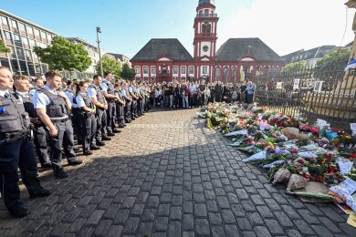 Polizistinnen und Polizisten gedenken bei der Kundgebung "Mannheim hält zusammen" ihres getöteten Kollegen.