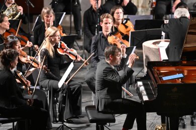 Eröffnung des Mozartfestes: das Netzwerkorchester unter der Leitung von Reinhard Goebel und Aaron Pilsan am Klavier.  