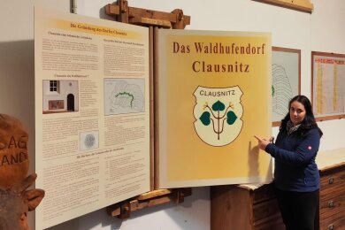 Beim Frühlingsmarkt kann man sich wie Monique Börner über die Entstehungsgeschichte von Clausnitz informieren.