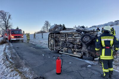 25.000 Euro Schaden nach Unfall in Seiffen - Am Dienstagmorgen verunglückte ein Transporter auf der Oberheidelberger Straße in Seiffen.