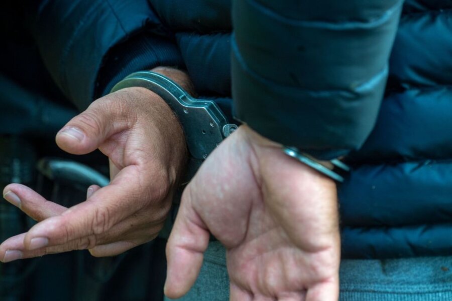 25-Jähriger randaliert im Chemnitzer Zentrum - Ein Mann trägt Handschellen.