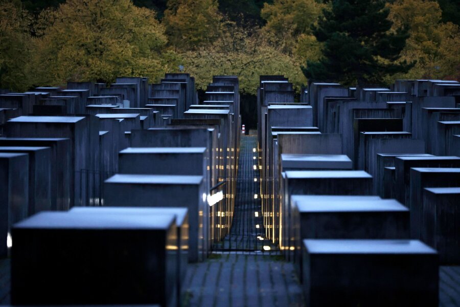 25 Jahre Holocaust-Mahnmal: "Lebendiger Ort" - Blick über das Stelenfeld des Mahnmals für die ermordeten Juden Europas: Der Bundestag hatte die Errichtung am 25. Juni 1999 nach jahrelangen Debatten gebilligt.
