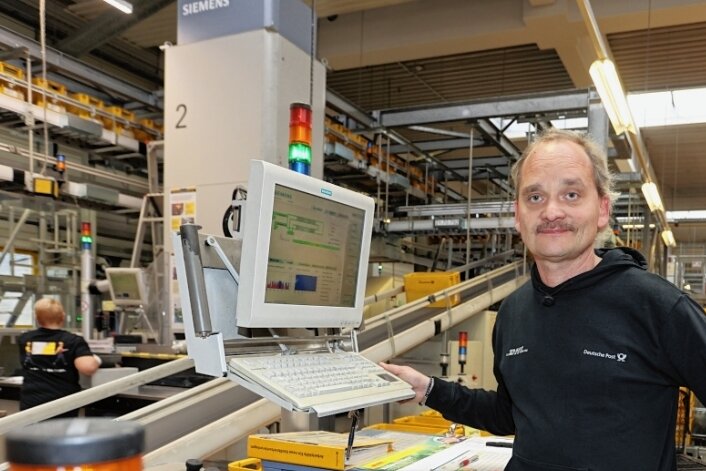 25 Jahre im Briefzentrum: Sven Eismann wird's nie langweilig - Sven Eismann ist Mitarbeiter der ersten Stunde im Reinsdorfer Briefzentrum. Dass er seinen Job auch nach 25 Jahren noch mag, hat gleich mehrere Gründe. 