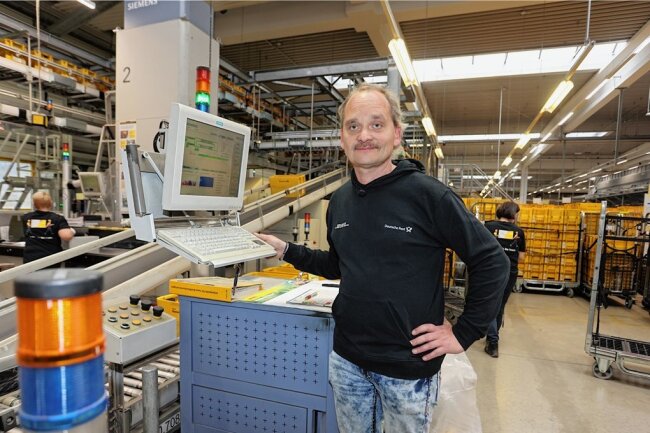 25 Jahre im Reinsdorfer Briefzentrum: Bei Sven Eismann geht die Post ab - Sven Eismann ist Mitarbeiter der ersten Stunde im Reinsdorfer Briefzentrum. Dass er seinen Job auch nach 25 Jahren noch mag, hat gleich mehrere Gründe. 