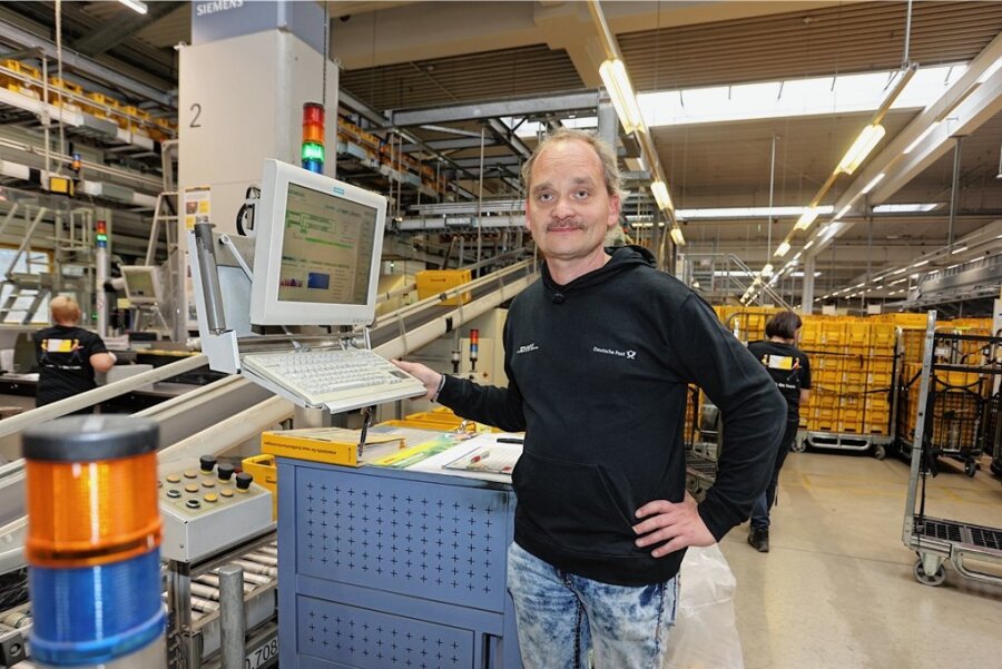 25 Jahre im Reinsdorfer Briefzentrum: Bei Sven Eismann geht die Post ab - Sven Eismann ist Mitarbeiter der ersten Stunde im Reinsdorfer Briefzentrum. Dass er seinen Job auch nach 25 Jahren noch mag, hat gleich mehrere Gründe. 