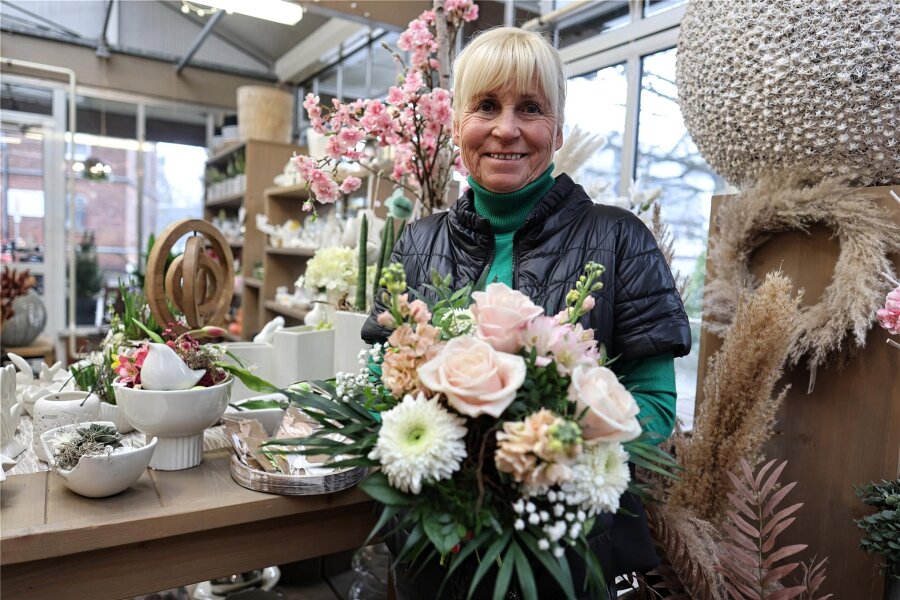 25 Jahre vereintes Reinsdorf: „Uns hätte nichts Besseres passieren können“ - Birgit Landrock aus Reinsdorf bei der Arbeit in ihrem Blumenladen.