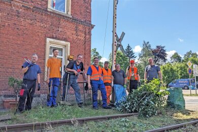 Mit vereinten Kräften machen sich Steve Ittershagen (M.) und die zahlreichen Helfer an die Putzarbeiten am Bahnhof Brand-Erbisdorf.