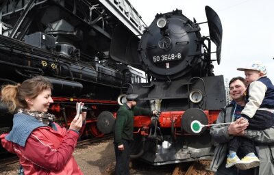 Die 1941 gebaute Dampflok 50 3648-8 gehört zum Bestand des Eisenbahnmuseums Chemnitz-Hilbersdorf und ist stets ein beliebtes Fotomotiv. Am Wochenende zieht die 1760 PS starke Lok beim Saisonstart der Erzgebirgischen Aussichtsbahn den Schwarzenberger Museumszug. 