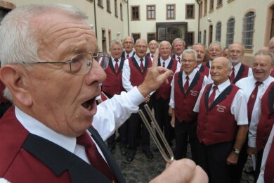 Der Männerchor „Einklang“ singt im Rathaushof von Burgstädt, vorn Chorleiter Jochen Liebers.