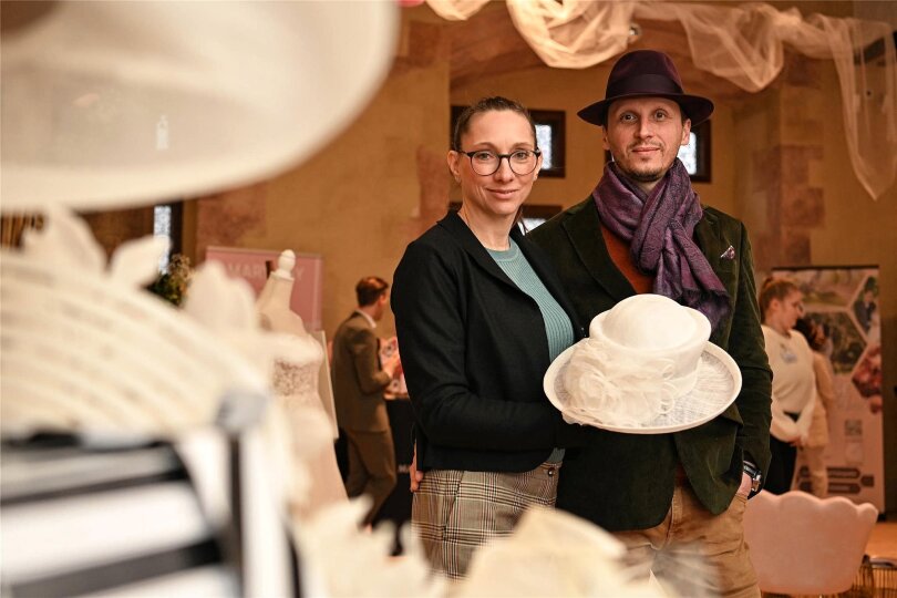 Zur Hochzeitsmesse auf Schloss Rochlitz zeigten Carina und Andreas Kunth kreative Kopfbedeckungen für Braut und Bräutigam.