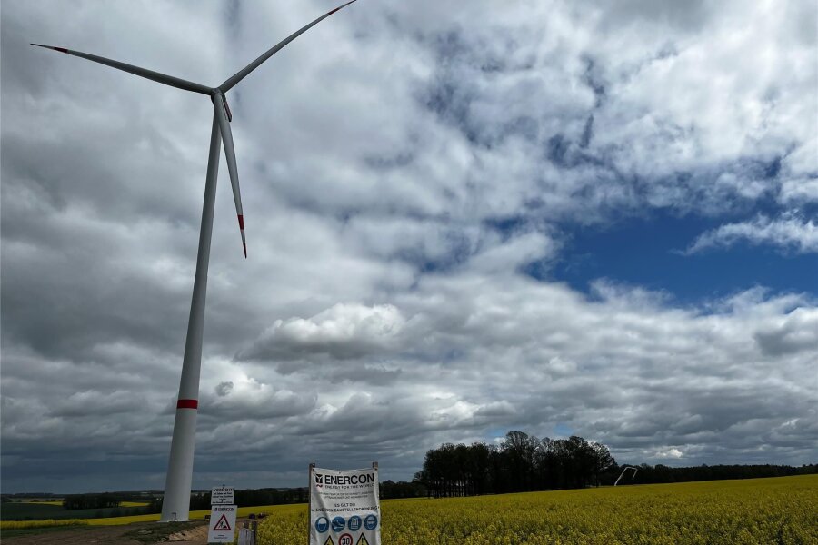 250 Meter hohe Windkraftanlagen in Gornau: Projektentwickler organisiert Info-Markt - Mittelsachsens größtes Windrad in Königshain-Wiederau ist 247 Meter hoch, ähnlich wie die geplanten Anlagen bei Gornau.