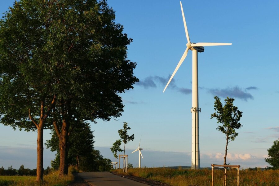 250 Meter hohe Windkraftanlagen: In Gornau wächst der Widerstand gegen das Juwi-Projekt - In Gornau stehen schon mehrere Windkraftanlagen. Nun sollen drei weitere, 250 Meter hohe Anlagen an der Ortsgrenze hinzukommen.